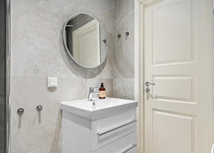 Scandinavian Design In Authentic Nordnes Leilighet *